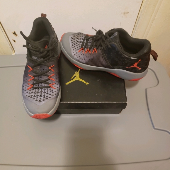 Men Jordan Sneakers - Picture 2 of 3